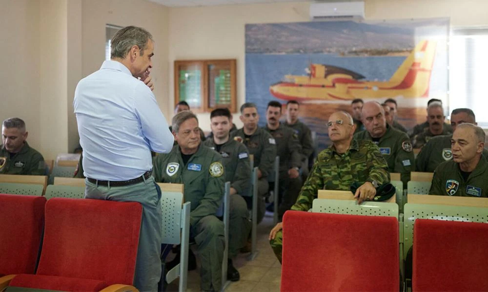 Στην βάση των Canadair στην Ελευσίνα ο Μητσοτάκης: «Να γινόμαστε καλύτεροι, αλλά μην απαξιωθεί η δουλειά του κρατικού μηχανισμού»